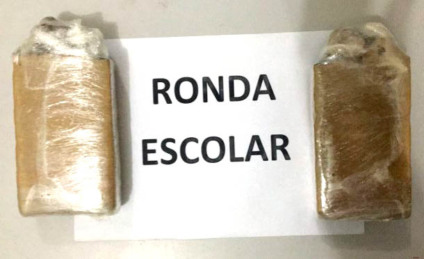 Na mochila do jovem havia dois tabletes de maconha - Divulgação/PM