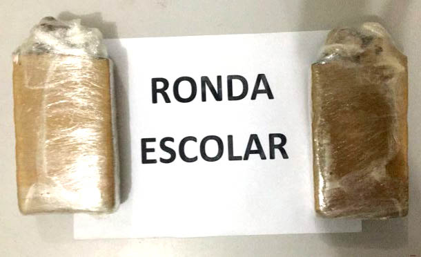 Na mochila do jovem havia dois tabletes de maconha - Divulgação/PM