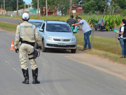 Quem passou pelo local recebeu o lixo car (sacola de TNT) e panfletos com orientações  - Divulgação