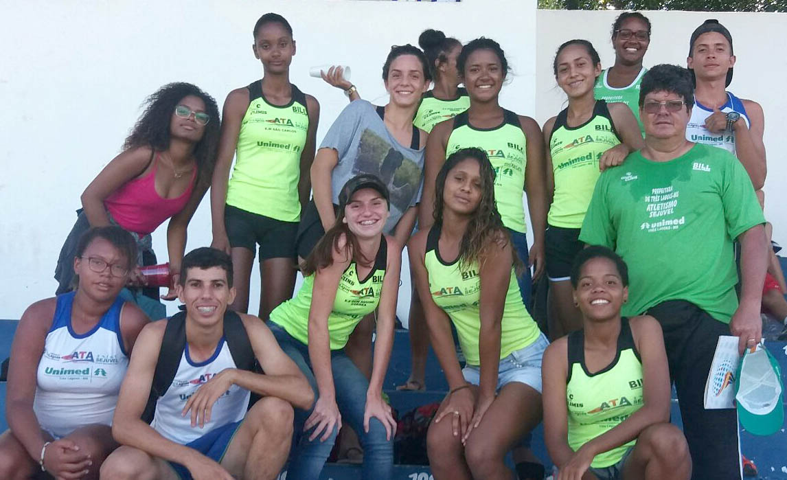 O técnico Reynaldo Camargo com os atletas três-lagoenses em Osvaldo Cruz-SP - Divulgação