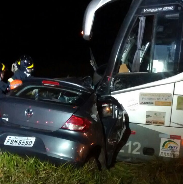 Carro dirigido por João Marcos bateu de frente com o ônibus - Celso Daniel/JPNews