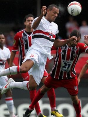 Segundo o IFFHS, Luis Fabiano é o -