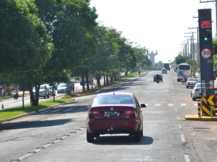 Velocidade permitida ao passar pela lombada eletrônica instalada na avenida Capitão O. Mancini é de 30 km/h - Claudio Pereira/JP