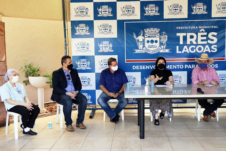 Diretor do hospital, Marco Calderón, deputado  Eduardo Rocha, Simone Tebet e  o prefeito Ângelo Gerreiro - Divulgação