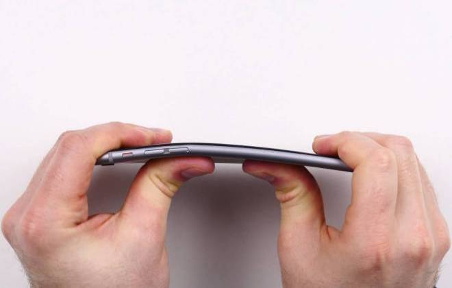 Usuários relatam que iPhone 6 entorta depois de um tempo no bolso