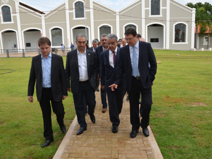 Azambuja (ao centro) conhece prédio onde funcionará o instituto