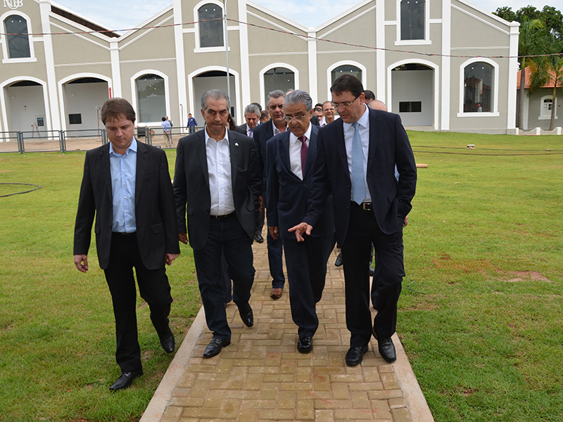 Azambuja (ao centro) conhece prédio onde funcionará o instituto