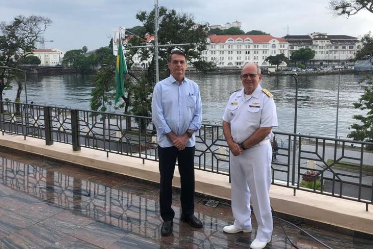 O presidente eleito Jair Bolsonaro e o comandante da Marinha, almirante Eduardo Bacellar - Reprodução/Agência Brasil