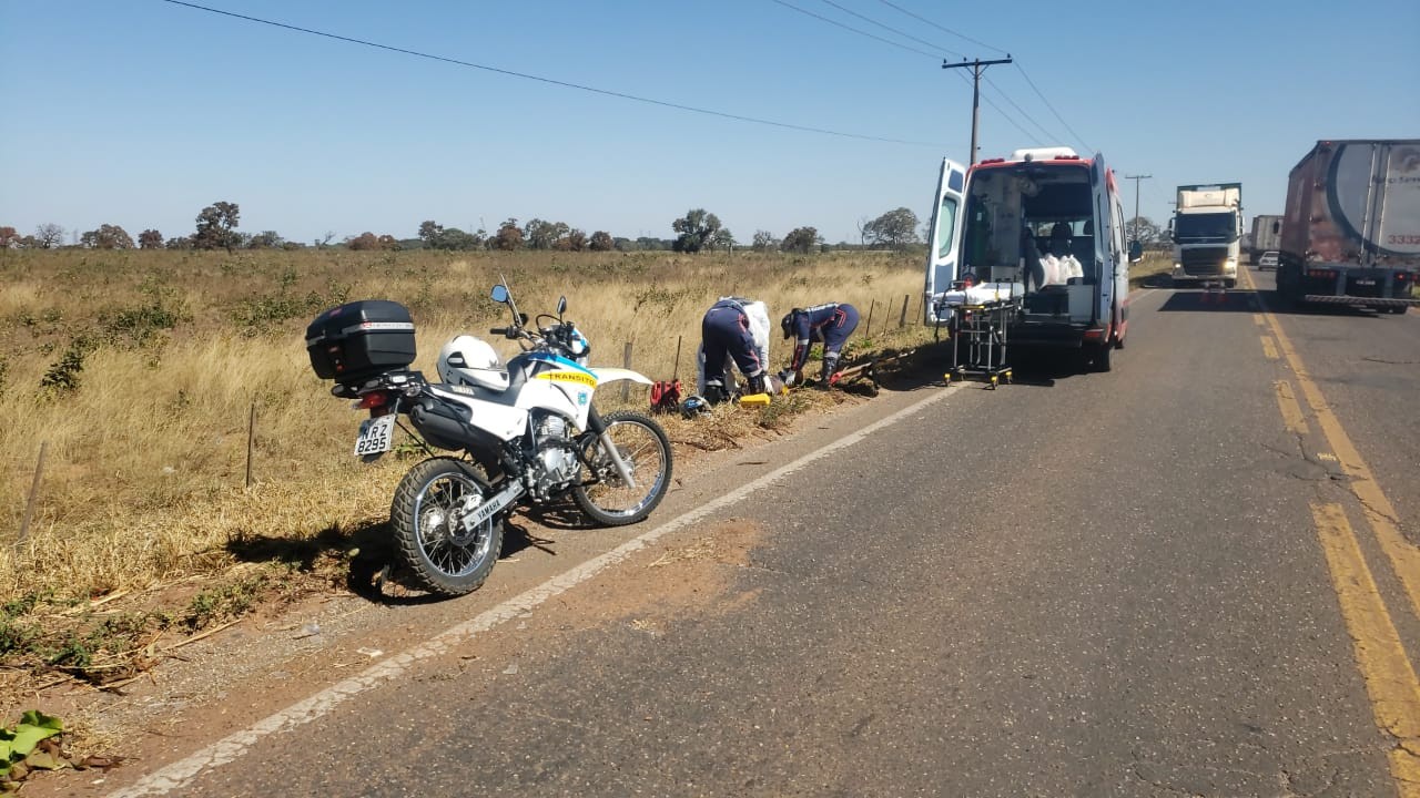 Homem cai com moto em rodovia de Três Lagoas e escapa por pouco de ser atropelado - Alfredo Neto/JPNews