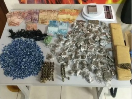 Policiais apreenderam drogas e munições na casa em que adolescente foi encontrado - Divulgação/Polícia Civil