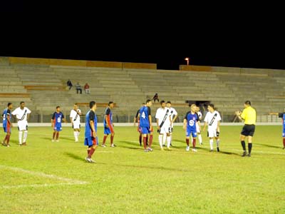 Árbitro chama a atenção dos jogadores em lance na grande área - Árbitro chama a atenção dos jogadores em lance na grande área -