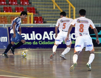 Netinho (esq.) disse que contou com a sorte para marcar quatro gols -