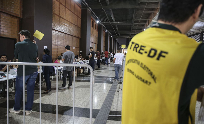 Eleitores que estão fora do domicílio eleitoral justificam a ausência na votação em um posto localizado em um shopping no centro de Brasília - José Cruz/Agência Brasil