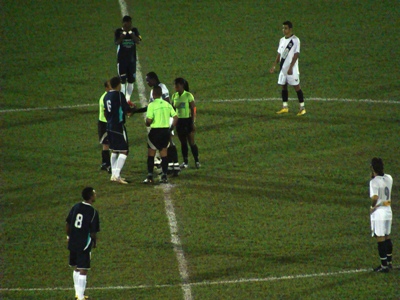 O capitão Cleber cumprimenta a arbitragem pouco antes do início do jogo -