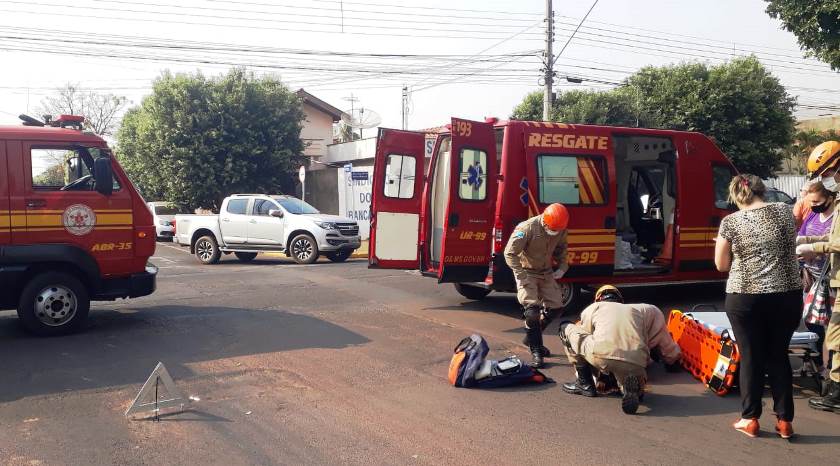 Carro atravessa preferencial, bate em moto e deixa motociclista ferida - Divulgação/Corpo de Bombeiros