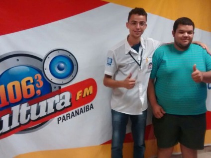 O locutor Alex Santos entregou o vale para Mateus Jader - Leonardo Guimarães