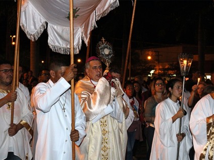 Dom Luiz Knupp celebrou a missa e guiou a processão - Danielle Leduc/JP