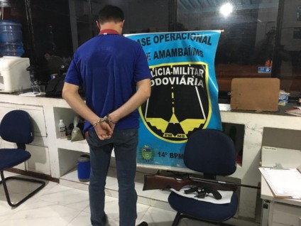 O autor do feminicídio foi preso em flagrante com um revólver calibre 38 e uma espingarda de pressão - Divulgação / PMRv