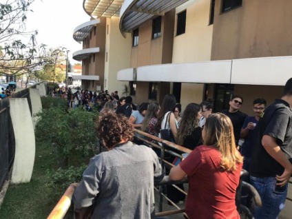Multidão se formou em frente ao Fórum de Três Lagoas para acompanhar julgamento de Joice Espíndola - Kelly Martins/JPNews