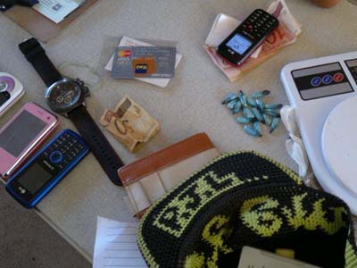 No local também foram apreendidos uma balança de precisão, celulares e vários utensílios utilizados na preparação e embalo da droga -