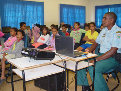 O sargento PM Clécio, do Pelotão de Trânsito, esteve na escola proferindo palestras para os alunos desta escola municipal -