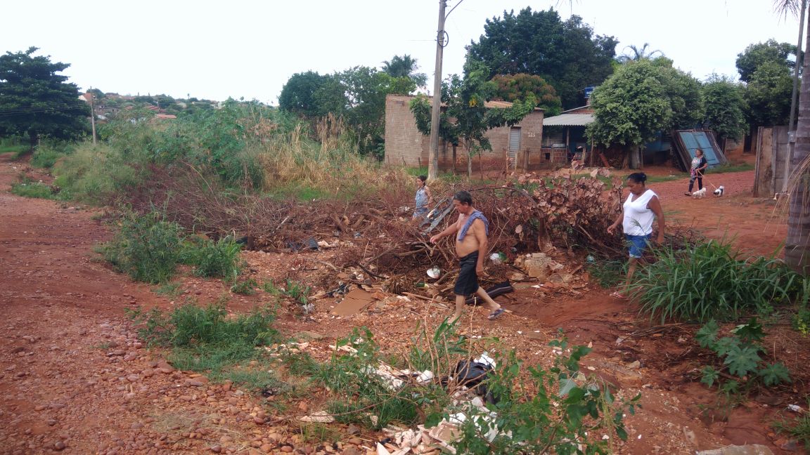 Moradores fazem atalho para conseguir atravessar o buraco - Lucas dos Anjos/JPNEWS