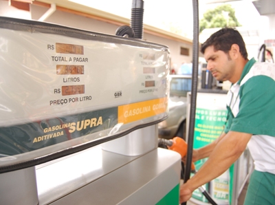 Há 12 meses, preço da gasolina, embora superior, é o mais praticado -