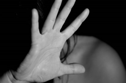 Segundo a vítima, o homem à deixou de calcinha, amarrou seus braços e começou as agressões - Reprodução Segundo a vítima, o homem à deixou de calcinha, amarrou seus braços e começou as agressões - Reprodução