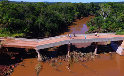 Ponte sobre Rio dos Velhos interrompeu tráfego em importante região de produção de grãos e boi gordo em Jardim - Chico Ribeiro/Portal MS