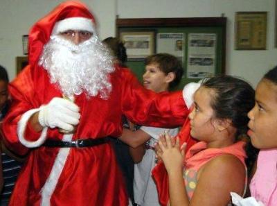 Crianças receberam os presentes da mão do bom velhinho -