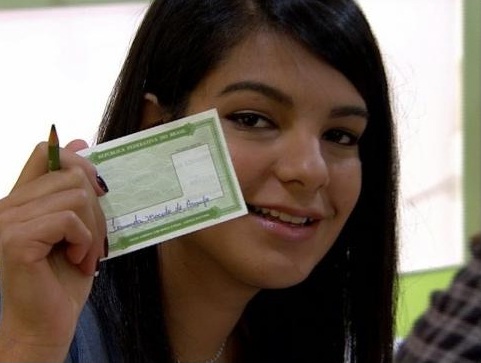 Voto é obrigatório para os maiores de 18 anos e facultativo para os maiores de 70 anos, os que tenham entre 16 e 18 anos e os analfabetos - Agência Brasil Voto é obrigatório para os maiores de 18 anos e facultativo para os maiores de 70 anos, os que tenham entre 16 e 18 anos e os analfabetos - Agência Brasil