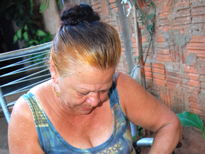 Adalgiza Fernandes de Souza, 54 anos, mostra álbum de fotografias da filha Sonia Fernandes de Souza, 21 anos, assassinada em 12 de março -
