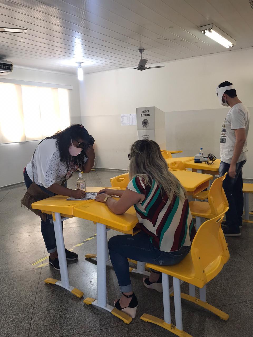 Eleitores compareceram na escolas da cidade durante a manhã - Foto: Kelly Martins