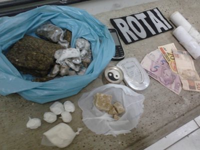 A polícia apreendeu maconha, cocaína e crack -