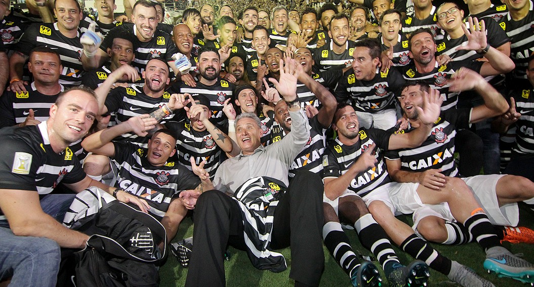 Tite comemora a conquista do título, com os jogadores, após o empate em São Januário - AGÊNCIA CORINTHIANS/DIVULGAÇÃO