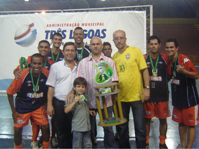 Jogadores do Worlds Sports recebem medalhas e troféu de campeão - Jogadores do Worlds Sports recebem medalhas e troféu de campeão -