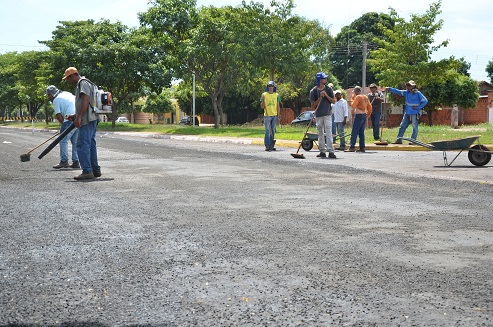 Homens trabalham em obra iniciada nesta semana em avenida da cidade - Claudio Pereira/JP