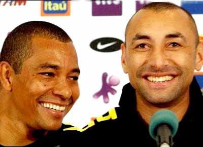 Gilberto Silva (esq.) e Gomes durante a coletiva desta quarta - Gilberto Silva (esq.) e Gomes durante a coletiva desta quarta -