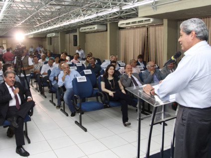 Arroyo (na plateia) sorri ao receber de Puccinelli aval para indicação ao TCE - Rachid Waqued