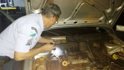 Droga estava escondida em um fundo falso do carro - Divulgação/Polícia Militar