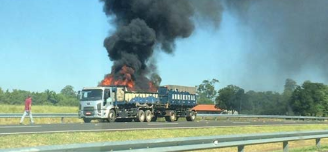 Caminhão teve parte de sua carreta incendiada na manhã desta quarta-feira na rodovia Marechal Rondon  - Reprodução/Folha da Região