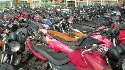 Local está cheio de motos e carros sem condições de uso - Talita Matsushita/JPNEWS