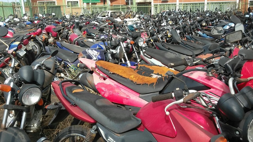 Local está cheio de motos e carros sem condições de uso - Talita Matsushita/JPNEWS Local está cheio de motos e carros sem condições de uso - Talita Matsushita/JPNEWS