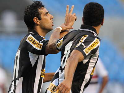 Argentino Herrera comemora um dos seus três gols -