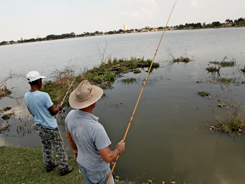 Pessoas foram fotografadas - e deram entrevista - ontem à tarde, pescando na Lagoa Maior - Elias Dias 