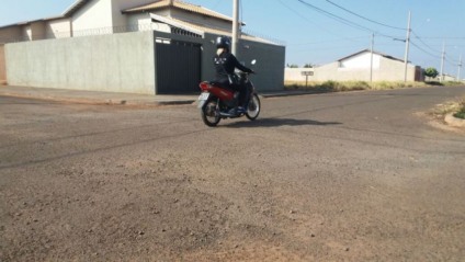 Motociclista atravessa cruzamento sem nenhuma sinalização - Lucas dos anjos/JPNews