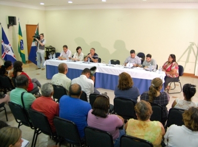 Mesa das autoridades aguardando chegada da prefeita Simone Tebet, que atrasou cerca de 40 minutos -