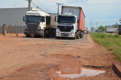 Presença de carreteiros e de transportadoras seria causa de danos no asfalto de avenida, diz secretário