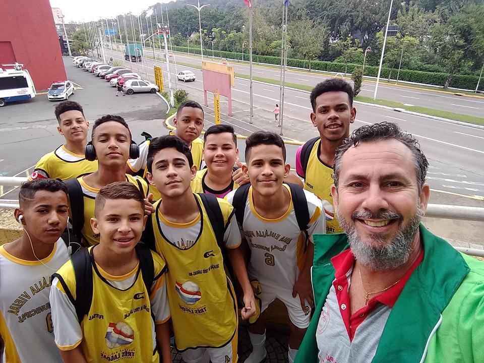 Treinador e diretor da escola Maria Euláiia Vieira, Lélis Rocha, e atletas da equipe três-lagoense - Divulgação