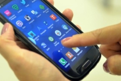 Telefone celular continua sendo o principal meio usado pelo público com menos de 18 anos para se conectar, sendo utilizado por 83% - EBC
